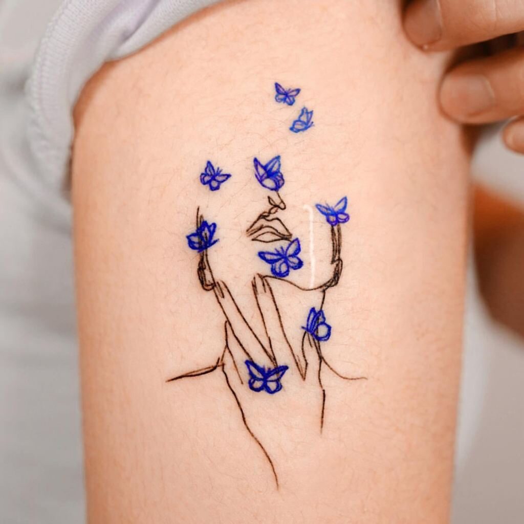 8 Acariciandose el Cuello desde la cara salen mariposas pequenas azules en brazo Estudio By Sol Pauline Seul