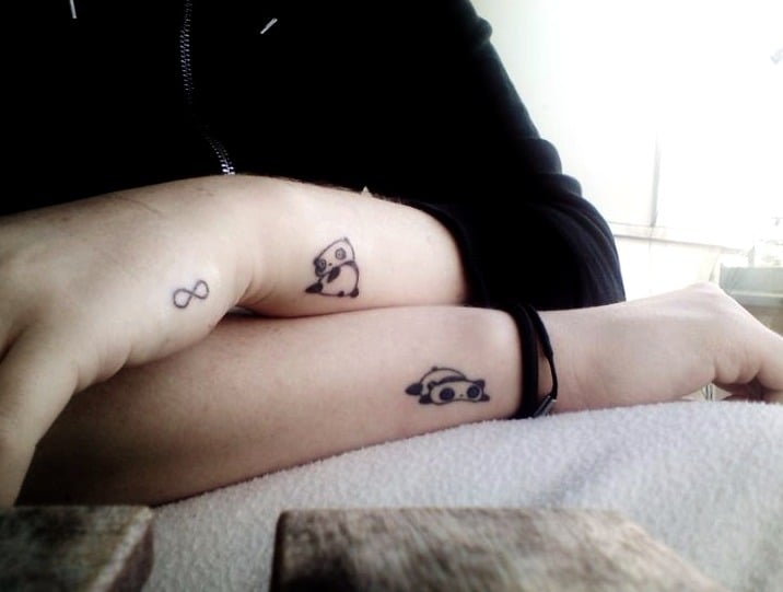 8 petits tatouages pour hommes symbole infini et petits pandas sur l'avant-bras et la main
