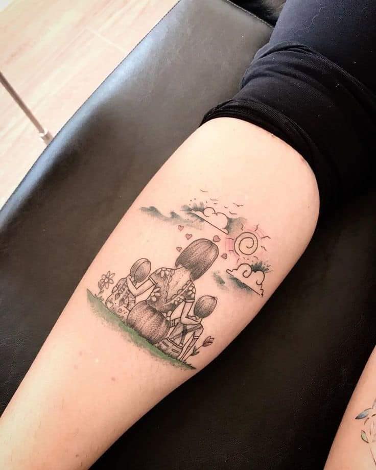 8 originelle Mutter-Kind-Tattoos. Mutter sitzt auf dem Rücken mit zwei Kindern und blickt in die Sonne, in die Wolken, mit kleinen Herzen im Gras auf ihren Unterarmblumen