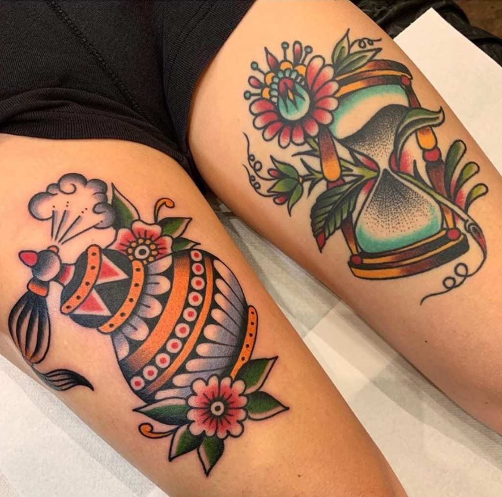 9 NeoTraditionelles Tattoo auf den Oberschenkeln, Sanduhr und Sprühbehälter, geschmückt mit Blumen