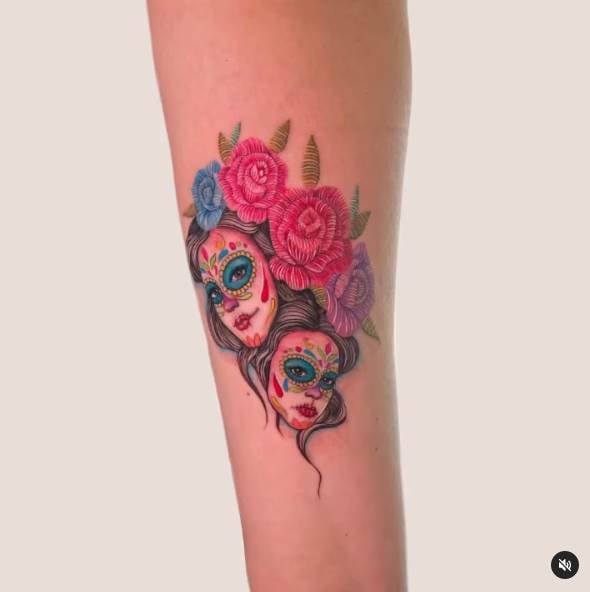 9 gestickte Tattoos der Künstlerin Fernanda Alvarez Art Mexico Zwei Gesichter von Catrinas und große rote Blumenrosen
