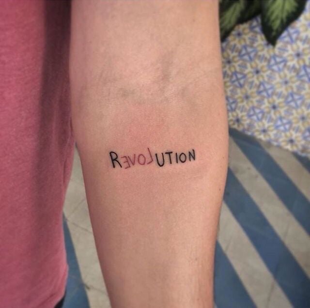 9 Tatuajes Significativos en este caso es un tatuaje que significa una palabra ser rebelde revolucion en antebrazo