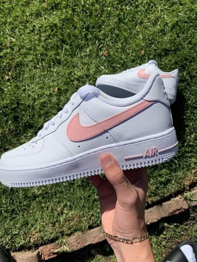 9 weiße Nike Air-Schuhe für Damen mit rosa Logo