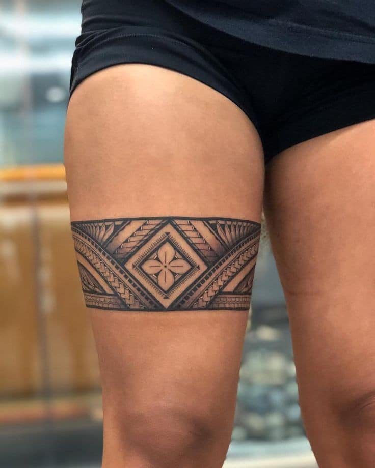 90 Tatouages sur Cuisse type Maori noir avec dessins géométriques de losanges et fleur de lys 1