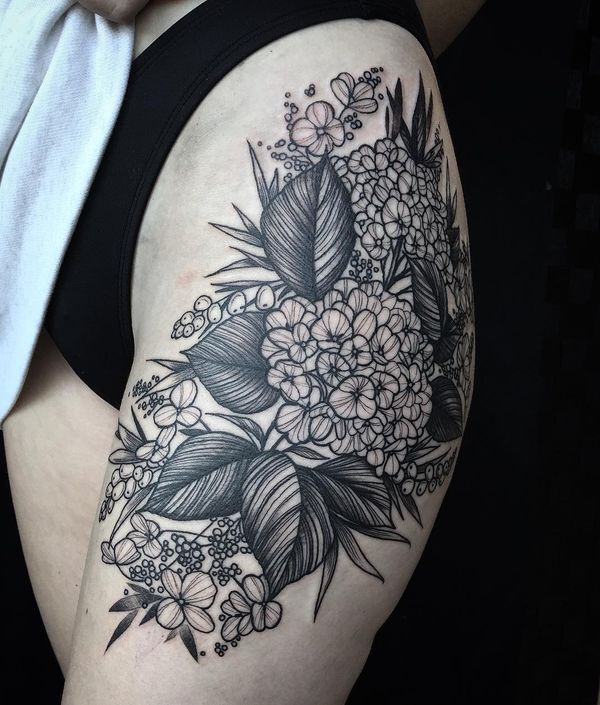 Tatuaje en Muslo de Mujer BlackWork Floral Negro con hojas