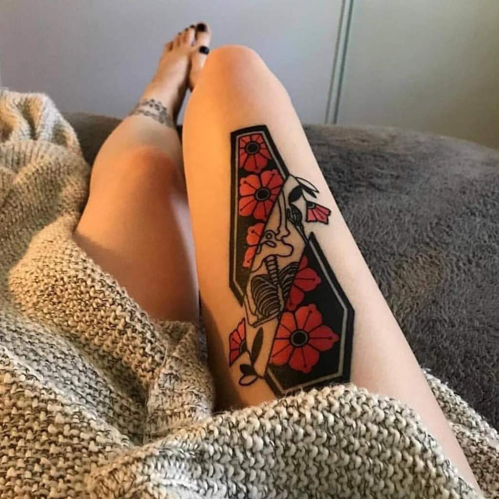 Tatuaje en Muslo de Mujer Esqueleto dentro de ataud con flores rojas 1024x1024 1