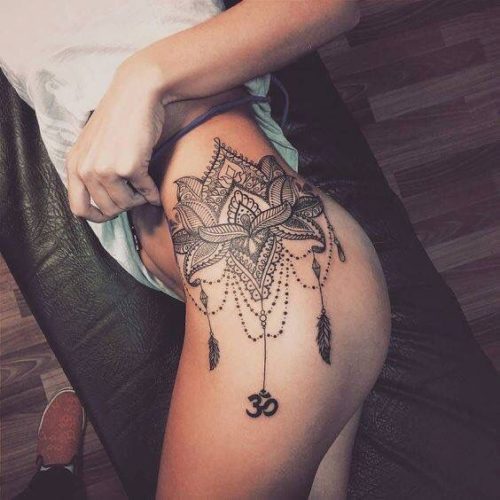 Le tatouage de fleur de lotus avec des chaînes sur la cuisse