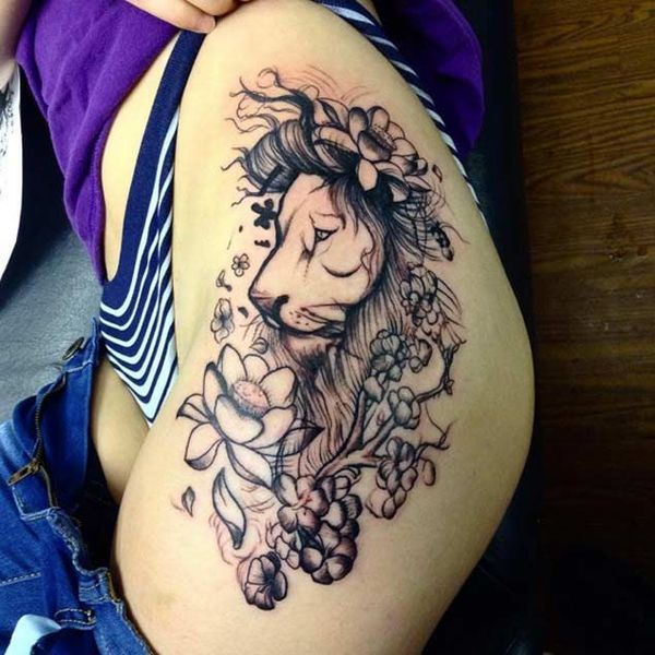 Tatouage sur la cuisse d'une femme lion dans BlackWork