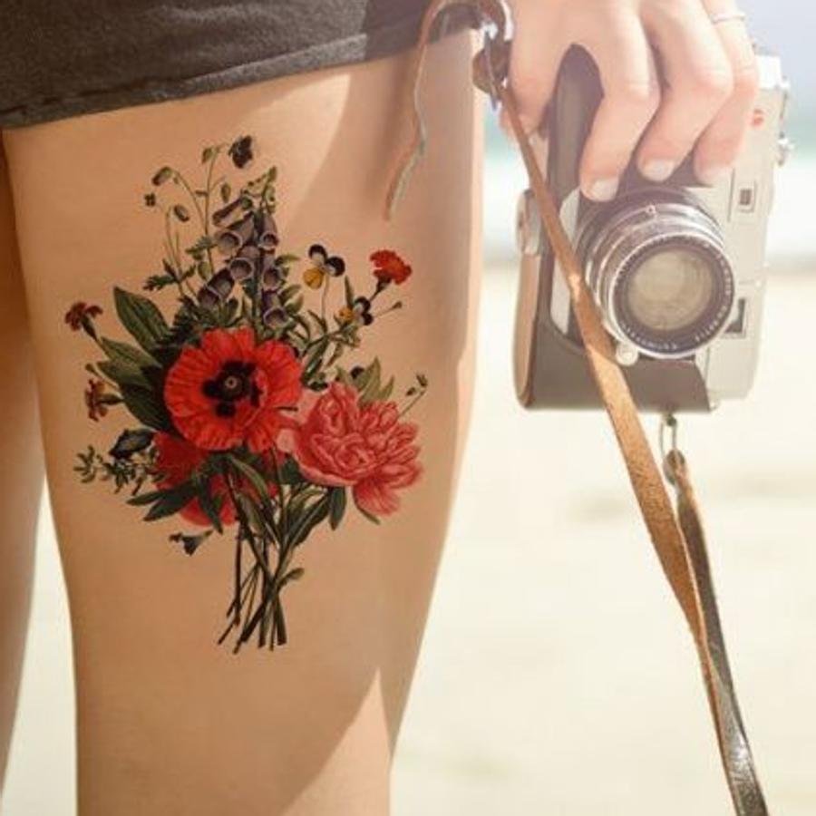 Tatuagem na Coxa de Mulher Buquê de flores vermelhas