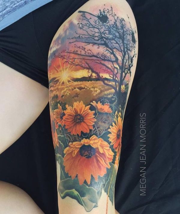 Tatuagem na coxa de uma paisagem de pôr do sol de mulher realista com arte de árvore de flores de laranjeira