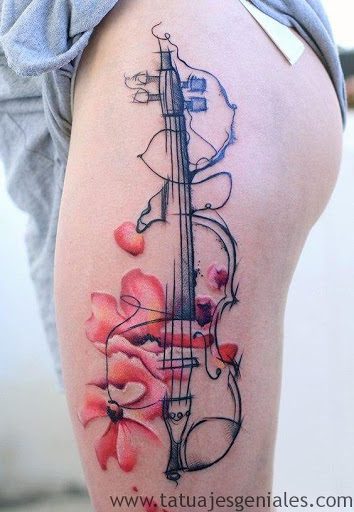 Tatuagem de mulher violino na coxa com fundo de flores vermelhas