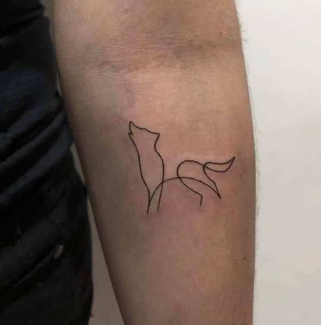 Piccoli tatuaggi per uomo Contorno di lupo sull'avambraccio