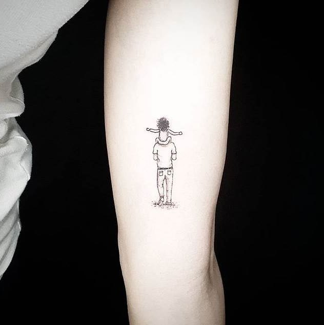 Piccoli tatuaggi per uomini Padre che porta suo figlio sul braccio