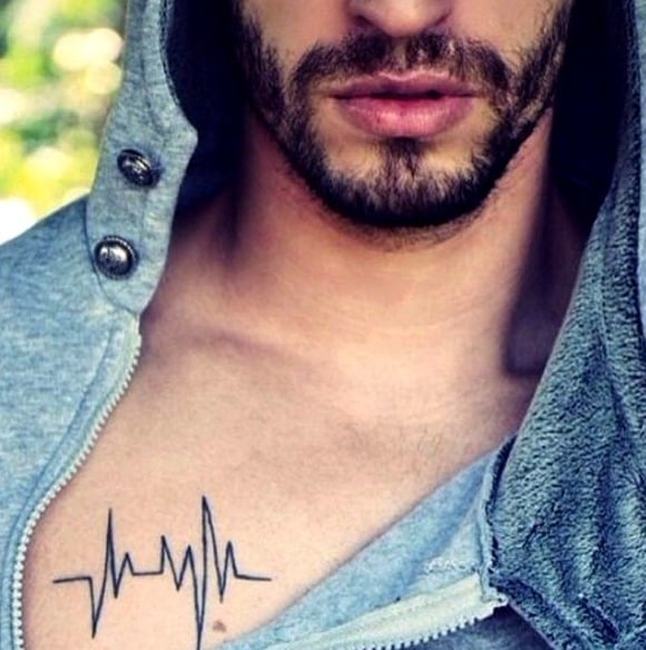 Piccoli tatuaggi per uomo Cardio sul petto