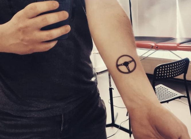 Kleine Tattoos für Männer-Rennwagenlenker auf dem Unterarm
