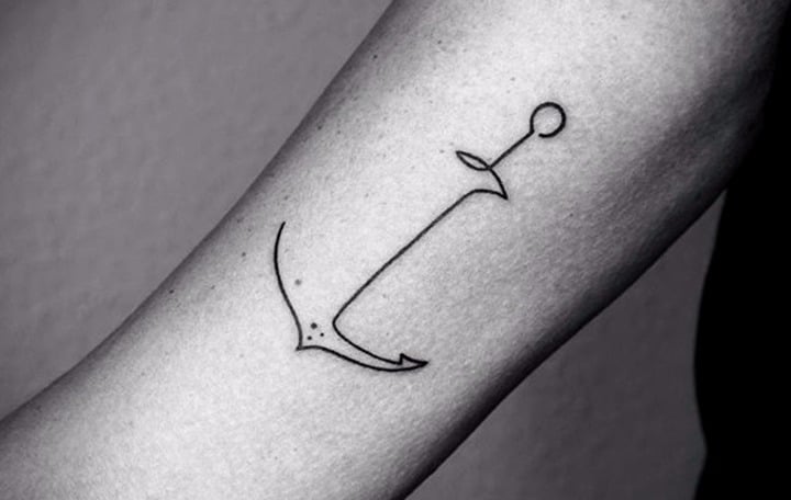 Petits tatouages pour hommes Demi ancre sur l'avant-bras avec la pointe comme crochet