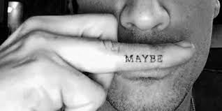 Kleine Tattoos für Männer mit dem Wort Vielleicht auf der Seite des Ringfingers