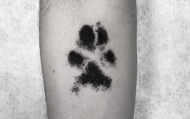 Tatuagens pequenas para homens pata de cachorro antebraço