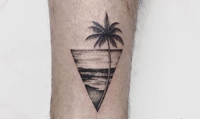 Tatuagens pequenas para homens Triângulo com paisagem de praia e palmeira
