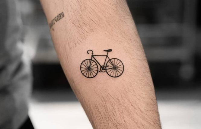 Piccoli tatuaggi per biciclette da uomo sull'avambraccio