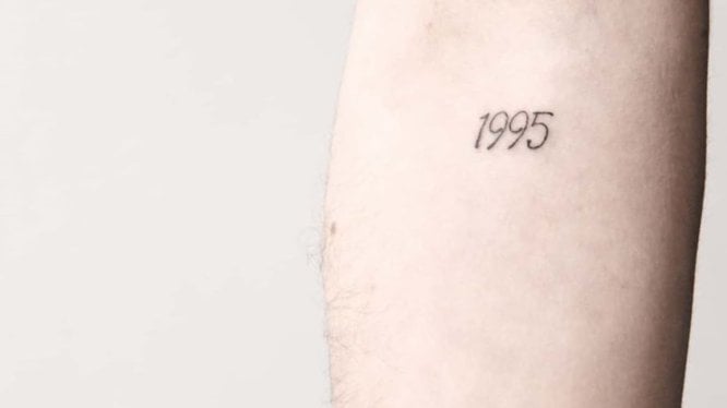 Piccoli tatuaggi per uomo datati sull'avambraccio 1995
