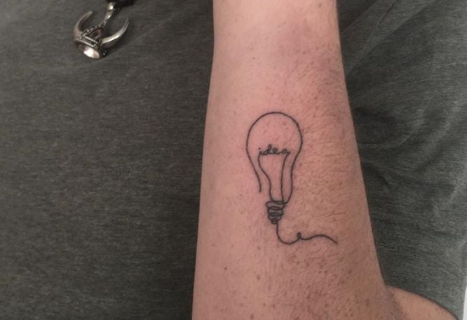 Kleine Glühbirnen-Tattoos für Männer mit Faden am Unterarm