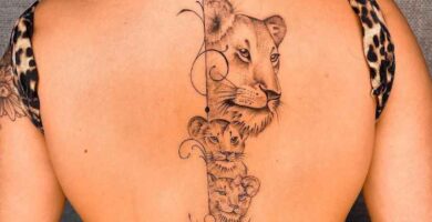 1 TOP 1 Leona y dos Cachorros negro en espalda dividida en la columna por una flecha Lidi Rosa Tattoo