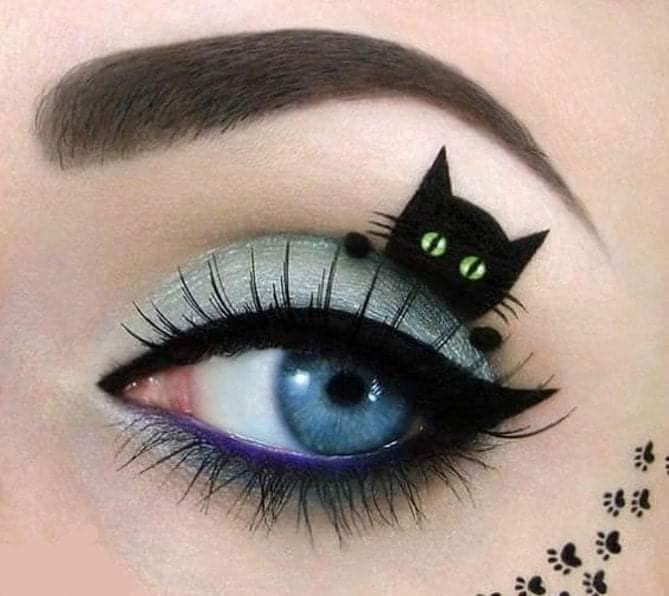 1 TOP 1 Halloween-Make-up Schwarze Katze, die auf dem Augenlid hervorlugt, Katzenpfoten im Gesicht, hellblauer grauer Schatten