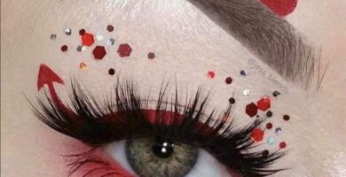 1 TOP 1 Maquillaje Halloween cuernitos de diabla sobre las cejas cola de diabla sobre las pestanas purpurina roja