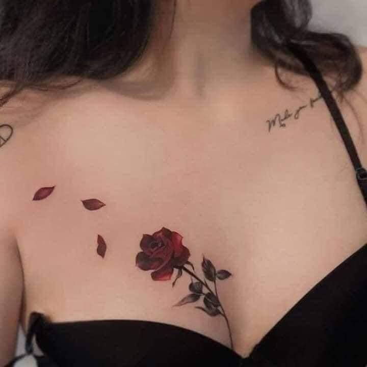 1 TOP 1 Red Rose Tattoo et tige entre les seins avec trois pétales volant vers l'épaule et la clavicule