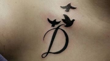 1 TOP 1 Tatuajes con la Letra D en Clavicula con Tres aves levantando vuelo en negro