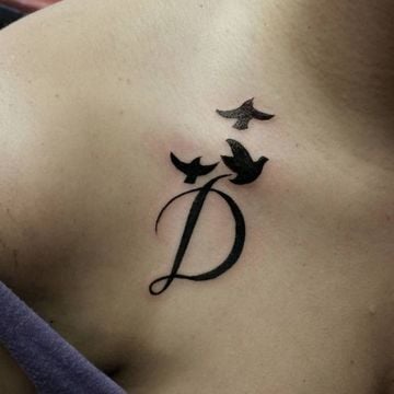 1 TOP 1 Tattoos mit dem Buchstaben D auf dem Schlüsselbein mit drei fliegenden Vögeln in Schwarz