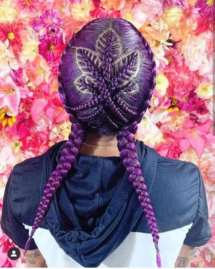 1 TOP 1 Zöpfe für Mädchen, geklebtes violettes Haar. In der Mitte ein Blumenmuster mit zwei langen Zöpfen bilden