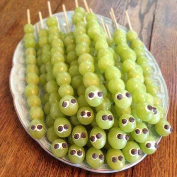 10 Ideas para celebrar Halloween en casa brochette de uvas con ojitos simulando ser una serpiente