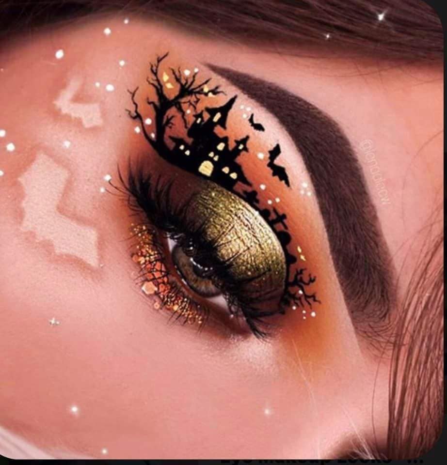 10 Halloween-Make-up Goldschatten und Glitzer auf den oberen Augenlidern. Furchteinflößendes Haus mit Fledermäusen und Friedhofssilhouetten von Fledermäusen im Make-up