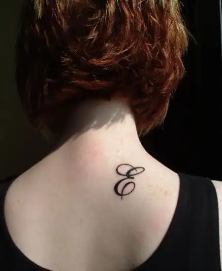 10 Tatuajes con la Letra E en homoplato y bajo el cuello