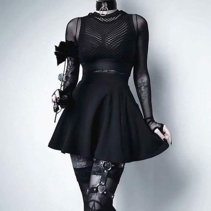 108 Schwarzes Kleid im Bondage-Stil mit Lederriemen und Schnallen am Strumpfgürtel