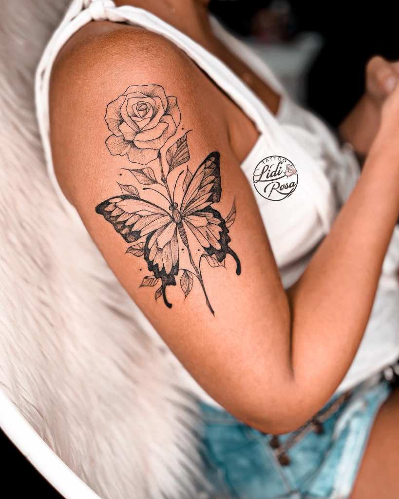 11 Artista Lidi Rosa Tatua Borboleta Negra com Rosa Negra no Braço