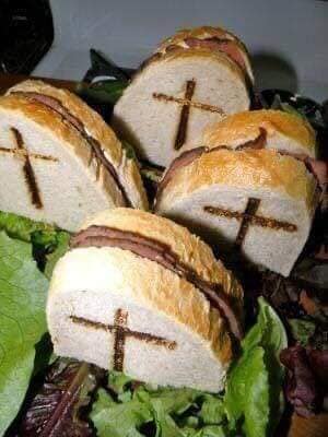 11 Ideas para celebrar Halloween en casa Sandwiches con cruz simulando ser tumbas y hojas de lechuga