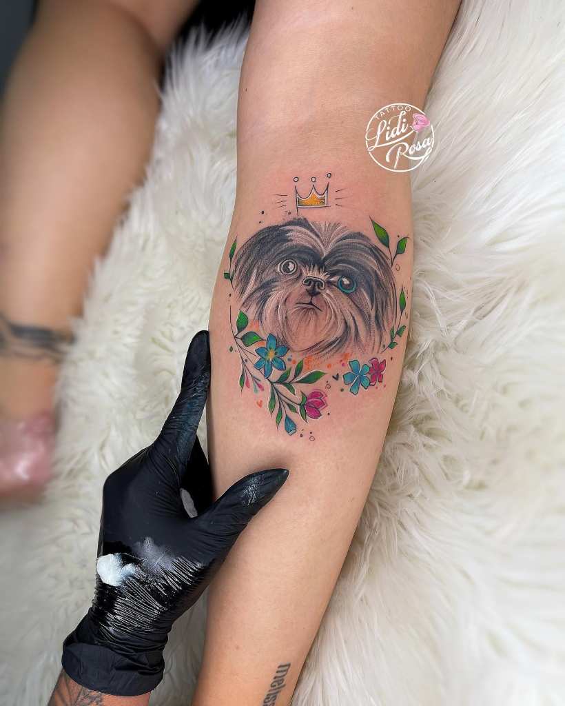 12 Künstlerin Lidi Rosa Tattoo-Porträt eines Hundes mit Krone und Blumen in lebendigen Farben
