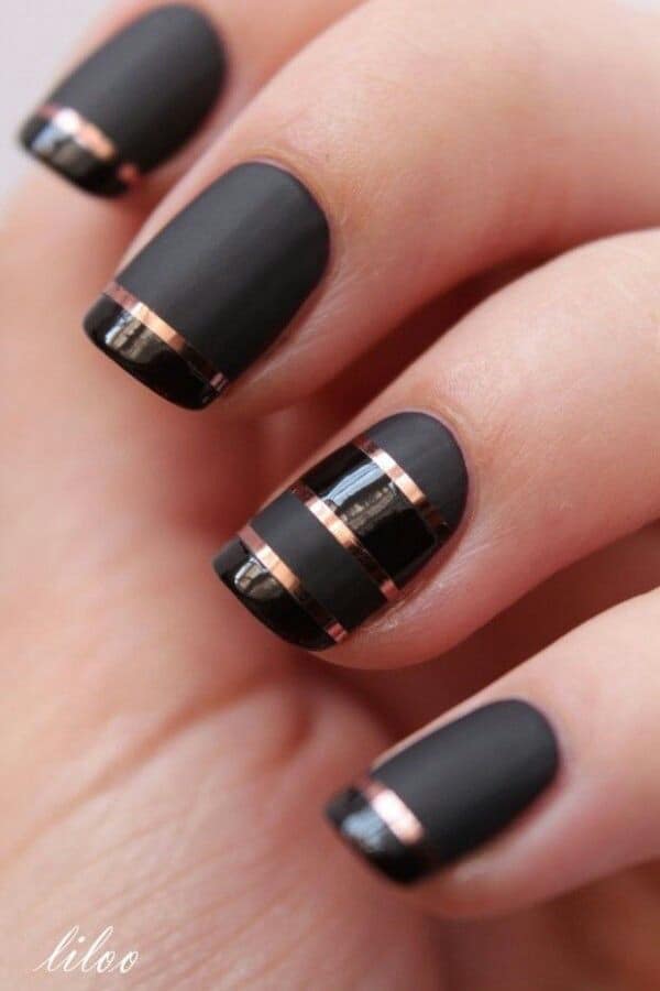 12 kurze schwarze Nägel mit mattem Hintergrund mit parallelen goldenen Metallic-Streifen und glänzenden schwarzen Lackstreifen
