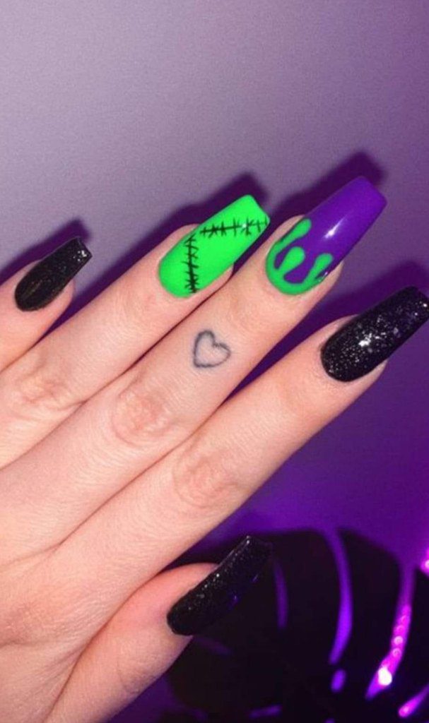 12 Nails for Halloween 2022 violets avec un liquide extraterrestre noir vert