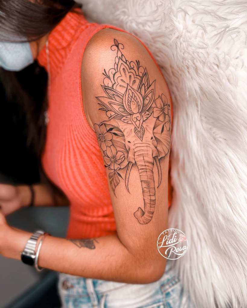13 Artista Lidi Rosa Tattoo Elefante TRompa y Flor de Loto Grande Negro en Brazo Flores
