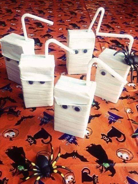 13 Ideas para celebrar Halloween en casa cajitas de jugo envueltas con cinta simulando ser momia