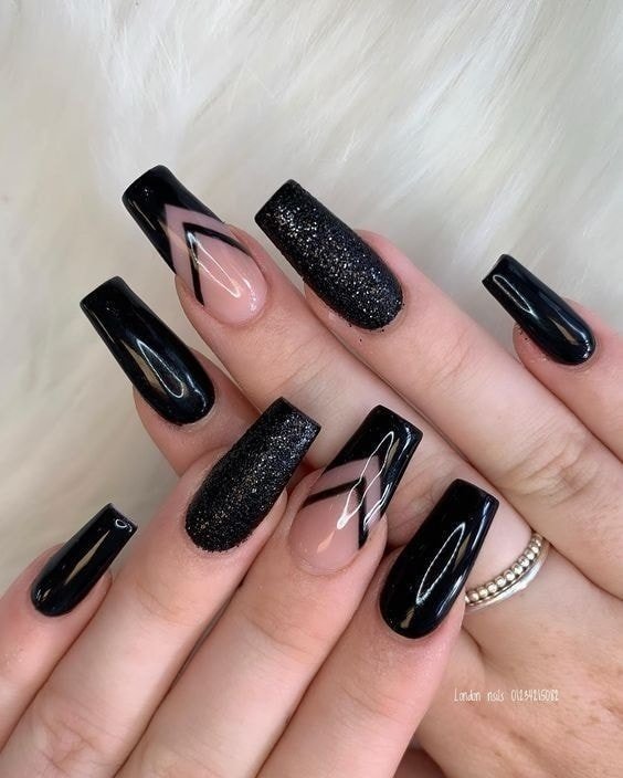 131 ongles en acrylique noir avec des paillettes argentées brillantes roses avec des veines noires