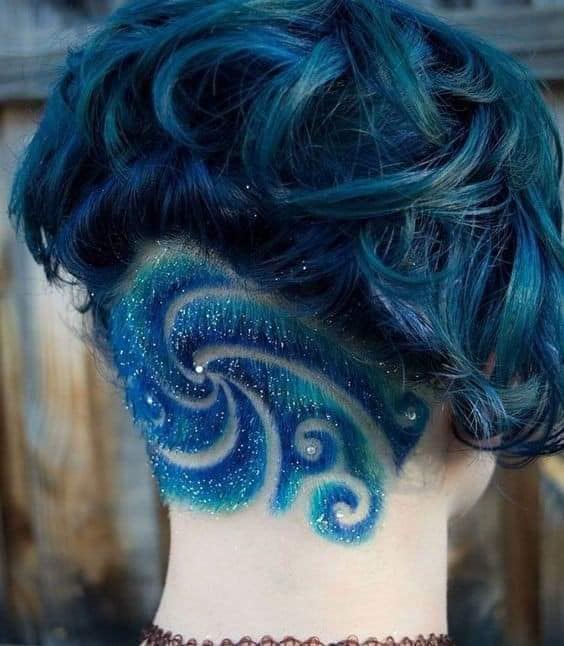 14 Shaved hair in Blue Woman Motif on the neck in the shape of a spiral with a center and ornaments of pearls simulating galaxies and stars