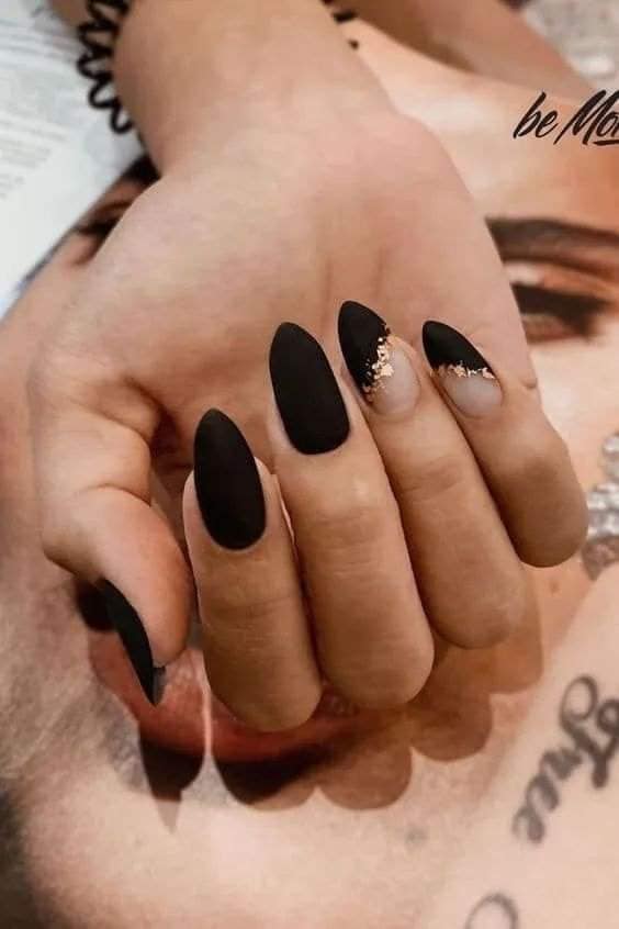 14 Glänzende schwarze Nägel mit Goldfolie