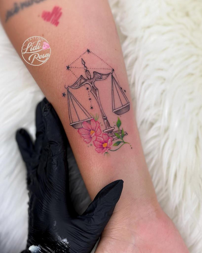 15 Pesi del tatuaggio dell'artista Lidi Rosa della giustizia con fiori rosa e rami verdi della costellazione della stella del segno della Bilancia