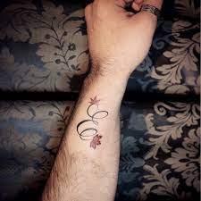 15 Tatuajes con la Letra E con hojas en el costado de la muneca