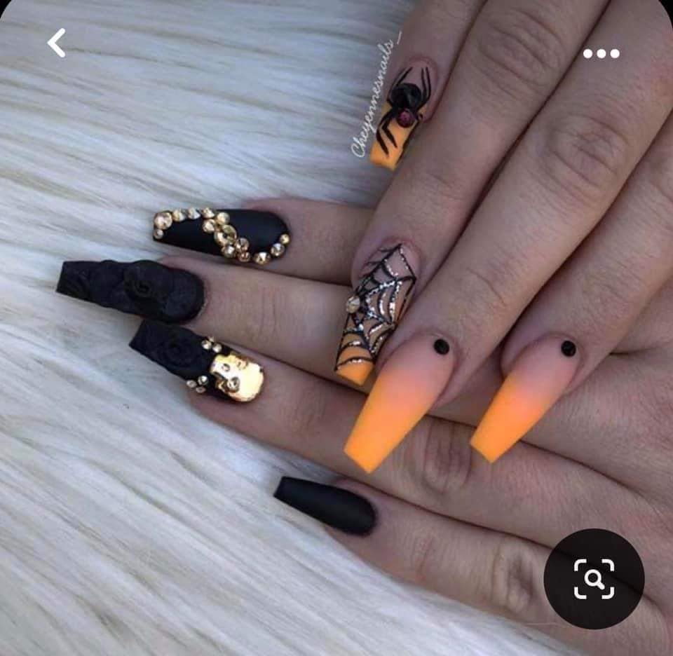 16 Decoracion de Unas Nails Halloween negras con calavera enchapada en oro y telas de arena